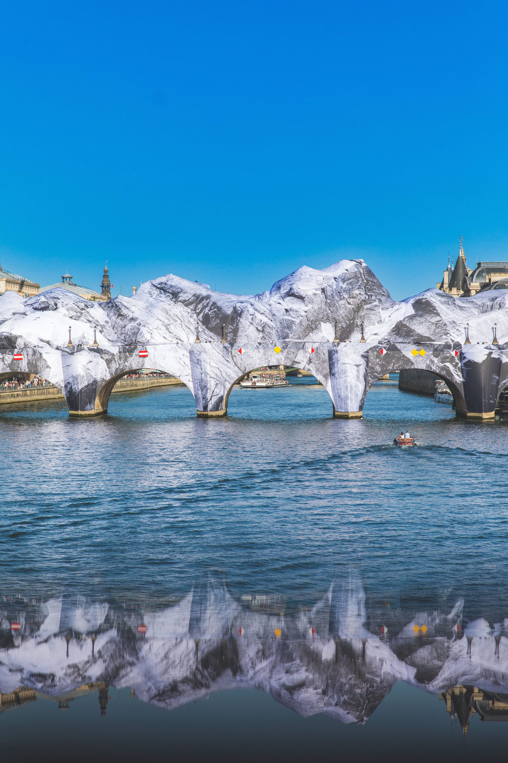 Installation gonflable de JR au Pont Neuf, Paris 2026